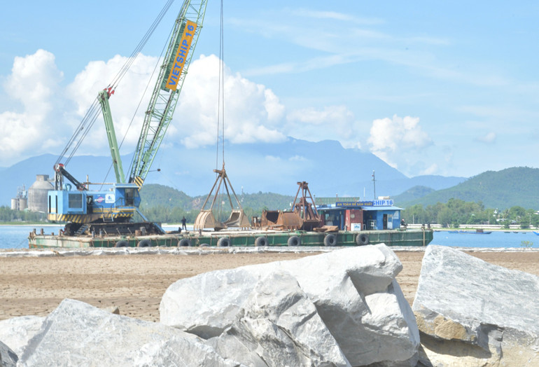 Các công trình thuộc bến cảng Liên Chiểu đang được khẩn trương xây dựng. (Ảnh: THANH GIANG) Các công trình thuộc bến cảng Liên Chiểu đang được khẩn trương xây dựng. (Ảnh: THANH GIANG)