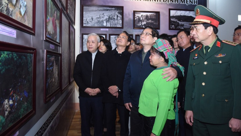 Thủ tướng Phạm Minh Chính xem các hình ảnh tư liệu tại khu tưởng niệm các nạn nhân ở Làng Nủ. (Ảnh: TRẦN HẢI)