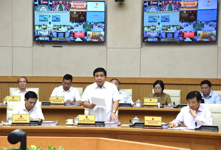 Bộ trưởng Kế hoạch và Đầu tư Nguyễn Chí Dũng trình bày báo cáo về kinh tế - xã hội