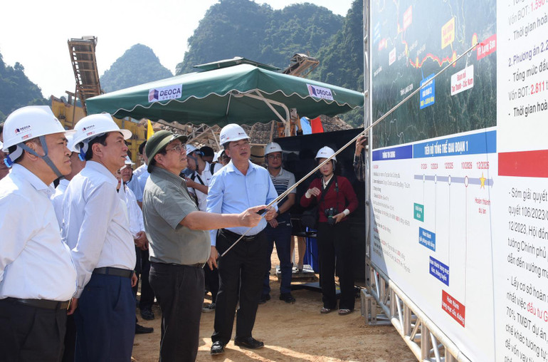 Thủ tướng Phạm Minh Chính chỉ đạo về tiến độ dự án (Ảnh: Trần Hải).