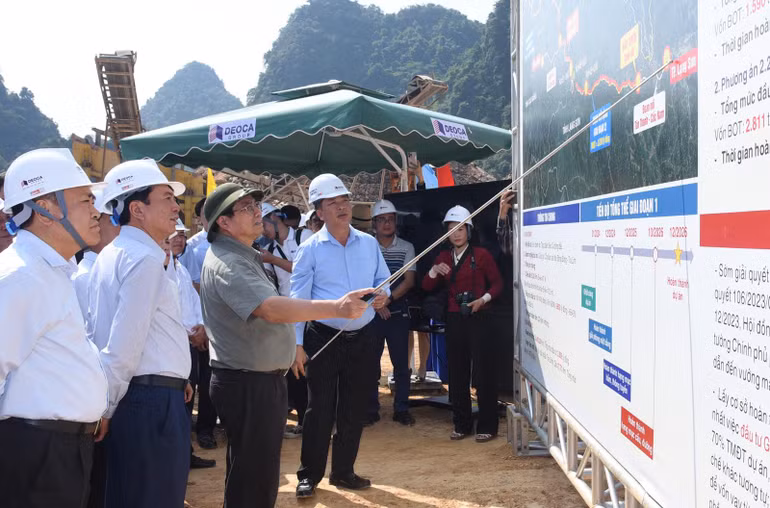Thủ tướng Phạm Minh Chính chỉ đạo về tiến độ dự án (Ảnh: Trần Hải).