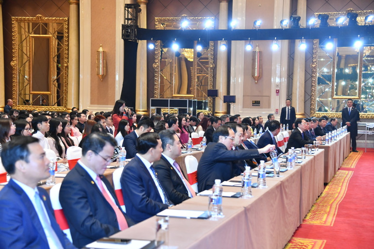 Các đồng chí lãnh đạo, đại biểu, bà con cộng đồng người Việt Nam tại buổi gặp gỡ. (Ảnh: Thanh Giang)