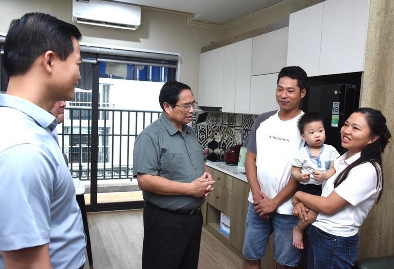 Thủ tướng Phạm Minh Chính đến thăm một gia đình trẻ đang sinh sống trong khu nhà ở xã hội.