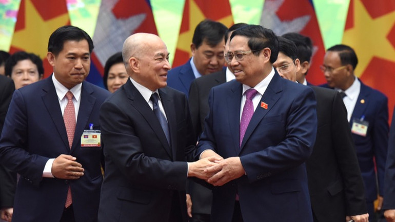 Thủ tướng Chính phủ Phạm Minh Chính tiễn Quốc vương Campuchia Norodom Sihamoni (Ảnh: Trần Hải).