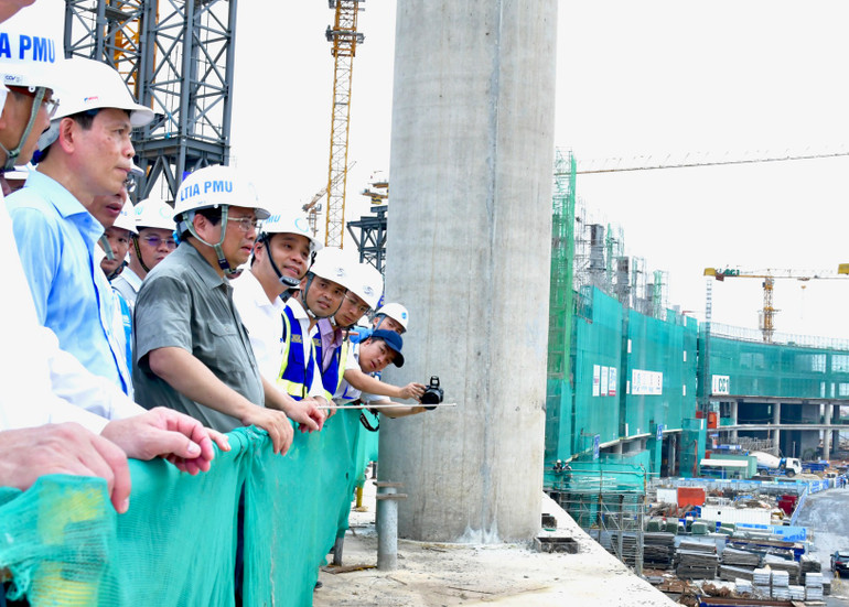 Thủ tướng Phạm Minh Chính nghe báo cáo tiến độ và giới thiệu toàn cảnh công trường xây dựng Cảng hàng không quốc tế Long Thành. (Ảnh: THANH GIANG)