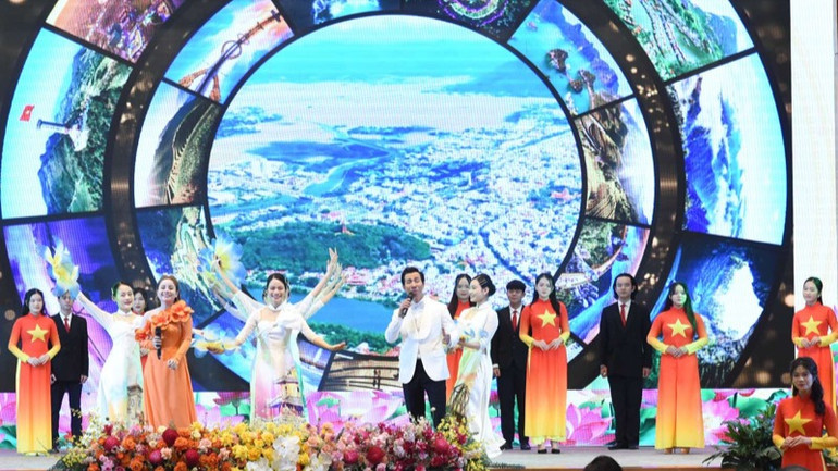 Một tiết mục văn nghệ được biểu diễn tại Hội nghị. (Ảnh: TRẦN HẢI)