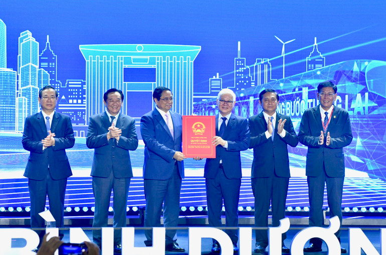 Thủ tướng Phạm Minh Chính trao Quyết định 790/QĐ-TTg phê duyệt Quy hoạch tỉnh Bình Dương cho lãnh đạo tỉnh. (Ảnh: THANH GIANG)