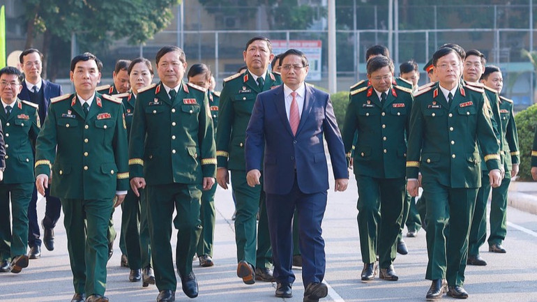 Thủ tướng Phạm Minh Chính tới thăm, làm việc tại Học viện Kỹ thuật Quân sự. (Ảnh: TRẦN HẢI)