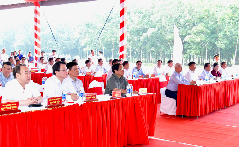 Thủ tướng Phạm Minh Chính nghe tỉnh Bình Dương giới thiệu về hướng tuyến dự án cao tốc Thành phố Hồ Chí Minh-Thủ Dầu Một-Chơn Thành. (Ảnh: THANH GIANG)