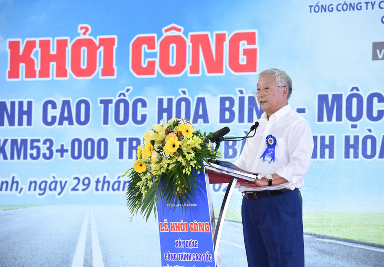 Lãnh đạo Tổng công ty Vinaconex - đại diện liên danh nhà thầu phát biểu tại buổi lễ. (Ảnh: Trần Hải)