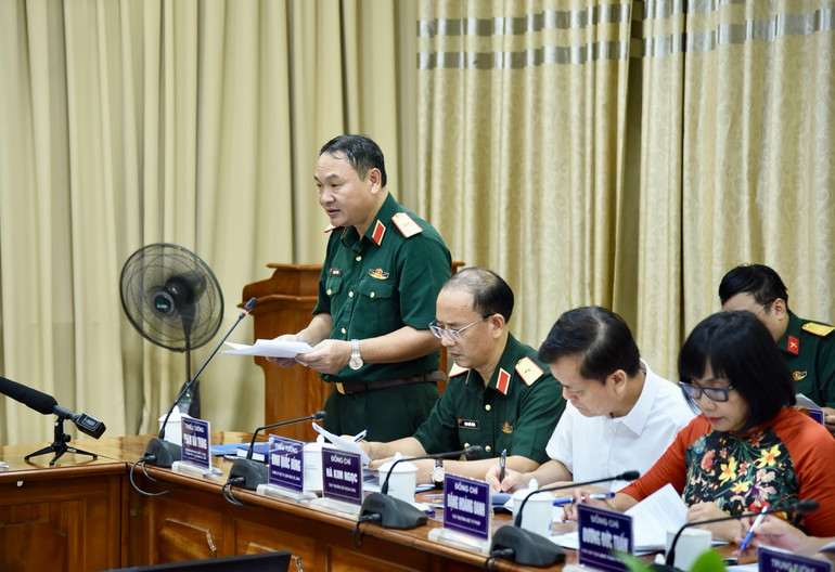 Lãnh đạo Ban Quản lý Lăng Chủ tịch Hồ Chí Minh báo cáo Thủ tướng Chính phủ tại buổi làm việc. (Ảnh: Trần Hải)