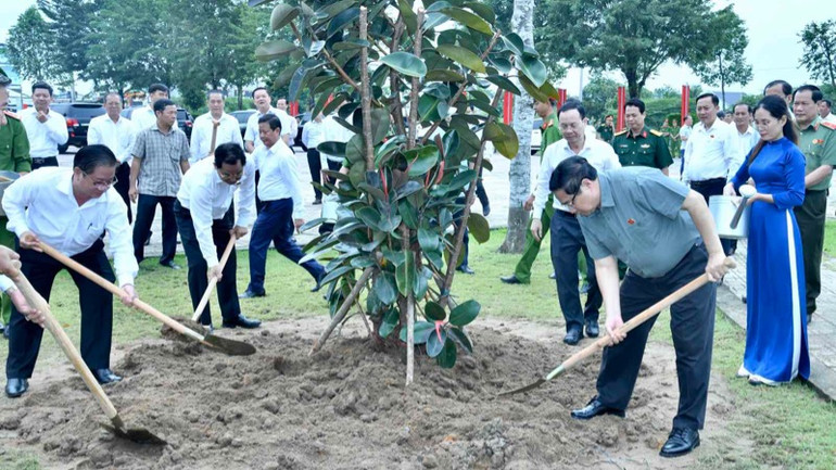 Thủ tướng Phạm Minh Chính và các đồng chí lãnh đạo trồng cây lưu niệm trong Khu di tích Địa điểm thành lập Chi bộ An Nam Cộng sản đảng Cờ Đỏ (Ảnh: THANH GIANG).