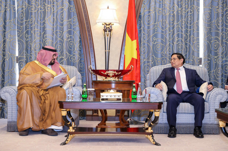 Thủ tướng Chính phủ Phạm Minh Chính tiếp ông Faisal bin Fadhil Al-Ibrahim, Bộ trưởng Kinh tế và Kế hoạch Saudi Arabia. (Ảnh: NHẬT BẮC/VGP).
