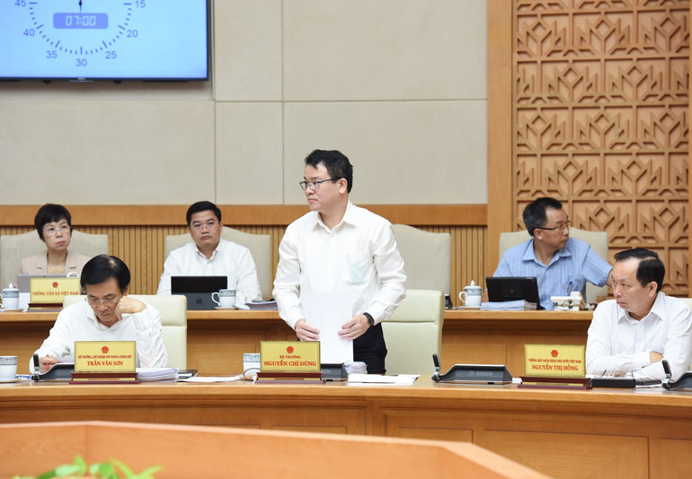 Thứ trưởng Kế hoạch và Đầu tư Trần Quốc Phương báo cáo tại Phiên họp.