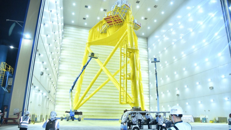 Xưởng sơn chân đế điện gió ngoài khơi tại Trung tâm Công nghiệp năng lượng và hậu cần kỹ thuật PTSC. (Ảnh: Thanh Giang)