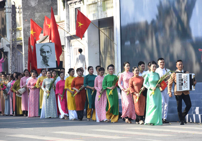 Quần chúng Thủ đô diễu hành tại sự kiện. (Ảnh: Trần Hải)