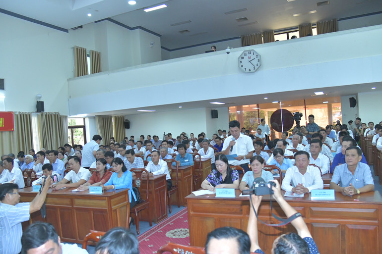 Đại diện cán bộ, hội viên tiêu biểu Hội Nông dân, chủ doanh nghiệp, hợp tác xã trên địa bàn thành phố Cần Thơ tại cuộc tiếp xúc cử tri. (Ảnh: THANH GIANG)