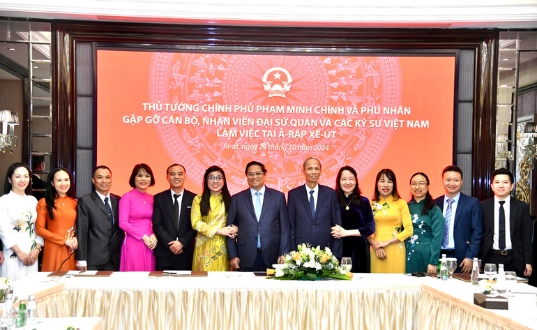 Thủ tướng Phạm Minh Chính và Phu nhân cùng cán bộ, nhân viên Đại sứ quán Việt Nam tại Saudi Arabia (Ảnh; Thanh Giang).