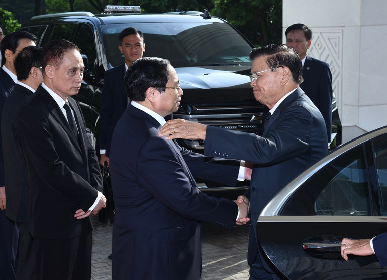 Thủ tướng Phạm Minh Chính đón Tổng Bí thư, Chủ tịch nước Lào Thongloun Sisoulith tại sảnh chính Trụ sở Chính phủ (Ảnh: Trần Hải).