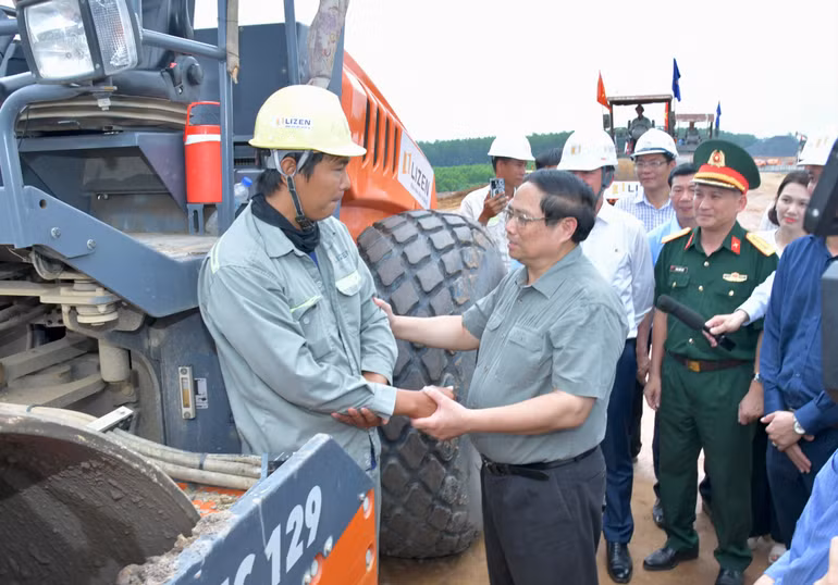 Thủ tướng Phạm Minh Chính hỏi thăm, động viên một công nhân lái xe lu đang thi công trên dự án cao tốc Biên Hòa-Vũng Tàu (Ảnh: THANH GIANG) Thủ tướng Phạm Minh Chính hỏi thăm, động viên một công nhân lái xe lu đang thi công trên dự án cao tốc Biên Hòa-Vũng Tàu (Ảnh: THANH GIANG)