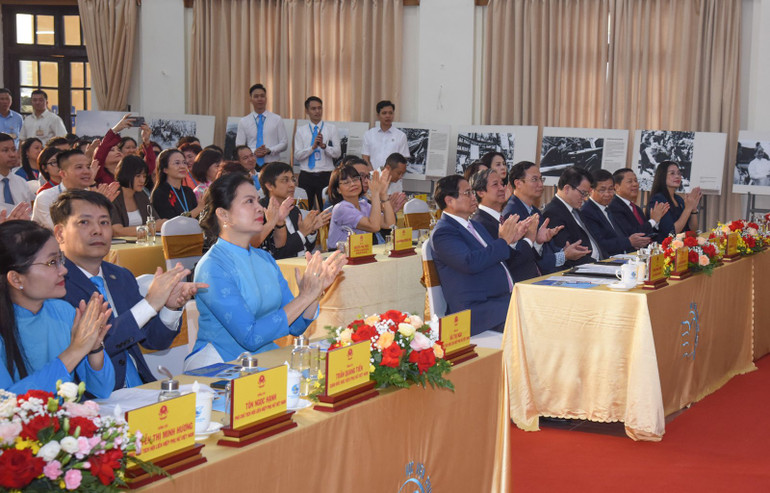 Thủ tướng Phạm Minh Chính và các đồng chí lãnh đạo tham dự buổi gặp mặt. (Ảnh: Trần Hải) Thủ tướng Phạm Minh Chính và các đồng chí lãnh đạo tham dự buổi gặp mặt. (Ảnh: Trần Hải)