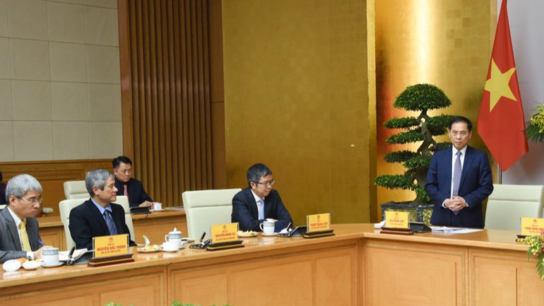 Phó Thủ tướng, Bộ trưởng Ngoại giao Bùi Thanh Sơn phát biểu ý kiến tại cuộc gặp mặt. (Ảnh: TRẦN HẢI)