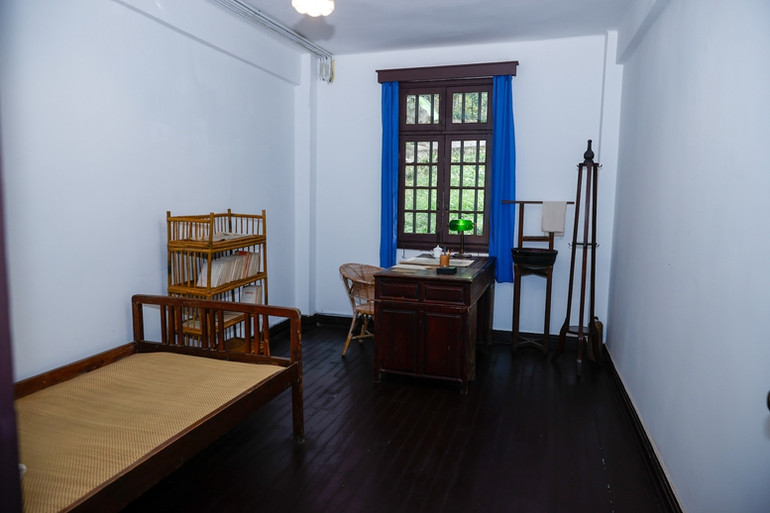 Căn phòng lưu giữ nhiều vật dụng như chiếc giường đơn, bộ bàn ghế làm việc, giá sách và một vài đồ vật khác. (Ảnh: VGP/Nhật Bắc)