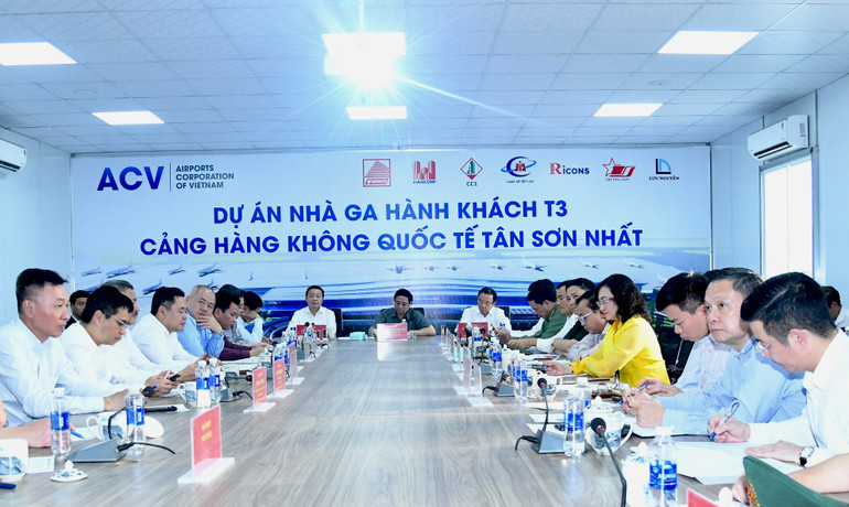 Quang cảnh cuộc họp của Thủ tướng Phạm Minh Chính với các lãnh đạo các bộ, ngành, cơ quan, đơn vị liên quan về tiến độ dự án Nhà ga hành khách T3 Cảng hàng không quốc tế Tân Sơn Nhất. Ảnh: THANH GIANG