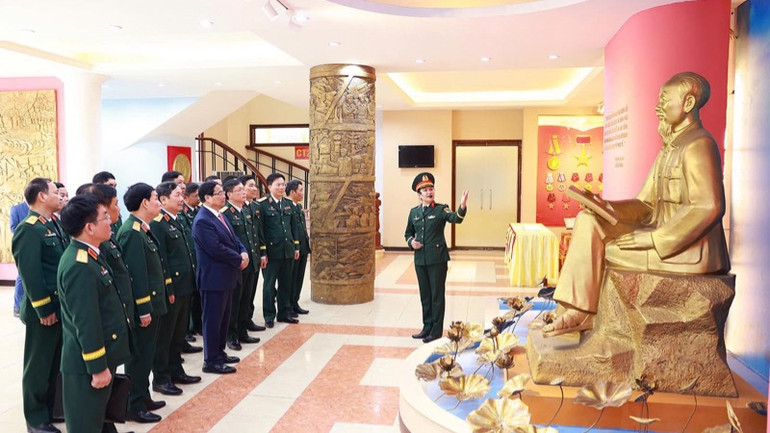 Thủ tướng Phạm Minh Chính thăm Phòng truyền thống của Học viện Kỹ thuật Quân sự. (Ảnh: TRẦN HẢI)