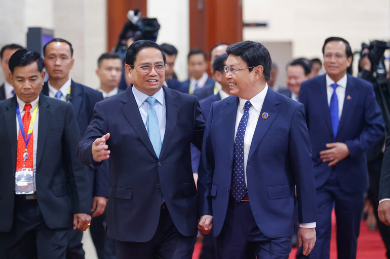 Thủ tướng Chính phủ Phạm Minh Chính và Chủ tịch Quốc hội Lào Saysomphone Phomvihane. (Ảnh: Nhật Bắc - VGP)
