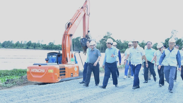 Thủ tướng Phạm Minh Chính đi thị sát công trường xây dựng tuyến cao tốc Cần Thơ-Cà Mau tại khu vực Nút giao IC4 trên địa bàn huyện Phụng Hiệp, tỉnh Hậu Giang. (Ảnh: Thanh Giang)