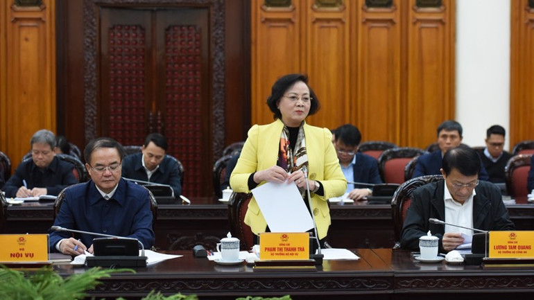 Bộ trưởng Nội vụ Phạm Thị Thanh Trà báo cáo tại phiên họp (Ảnh: Trần Hải).