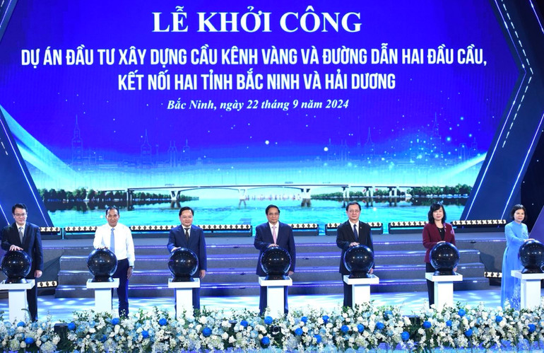 Thủ tướng Phạm Minh Chính thực hiện nghi thức khởi công dự án đầu tư xây dựng cầu Kênh Vàng nối tỉnh Bắc Ninh với tỉnh Hải Dương. (Ảnh: Trần Hải)