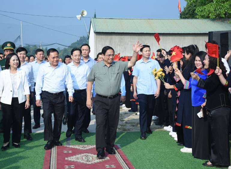 Thủ tướng Phạm Minh Chính tới dự Ngày hội Đại đoàn kết toàn dân tộc tại thị trấn Na Sầm, huyện Văn Lãng, tỉnh Lạng Sơn. (Ảnh: Trần Hải)