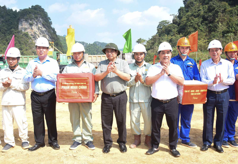 Thủ tướng Phạm Minh Chính tặng quà động viên đội ngũ cán bộ, kỹ sư, công nhân đang thi công trên công trường. (Ảnh: Trần Hải)
