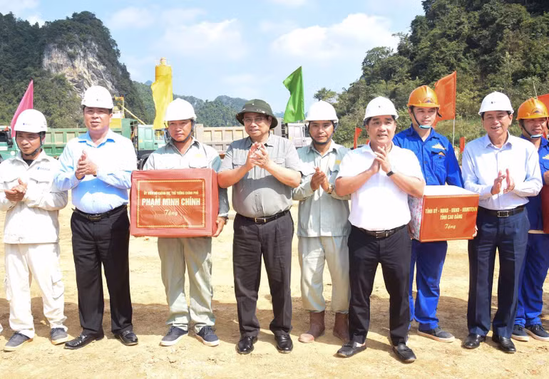 Thủ tướng Phạm Minh Chính tặng quà động viên đội ngũ cán bộ, kỹ sư, công nhân đang thi công trên công trường. (Ảnh: Trần Hải)