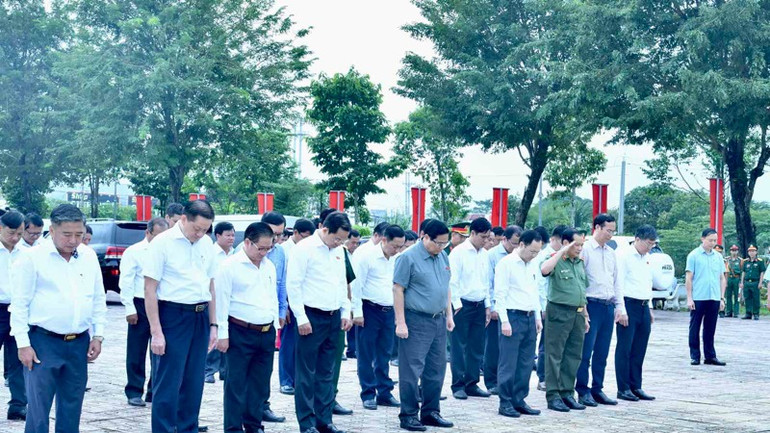 Thủ tướng Phạm Minh Chính và các Đoàn công tác dành một phút mặc niệm tưởng nhớ các Anh hùng liệt sĩ, các bậc tiền bối cách mạng (Ảnh: THANH GIANG).