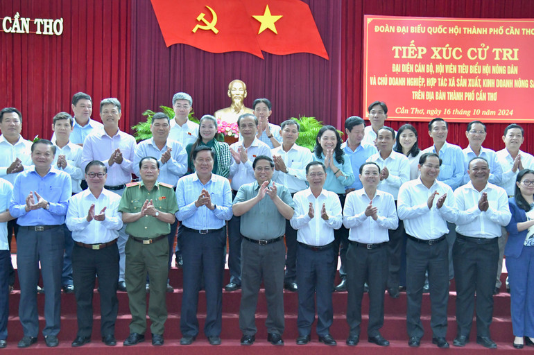 Thủ tướng Phạm Minh Chính với các đồng chí lãnh đạo, đại biểu tại cuộc tiếp xúc cử tri thành phố Cần Thơ. (Ảnh: THANH GIANG)