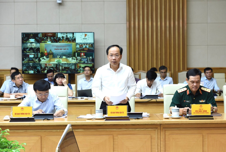 Đại diện lãnh đạo Bộ Giao thông vận tải báo cáo tại Phiên họp thứ 13 của Ban Chỉ đạo. (Ảnh: TRẦN HẢI)