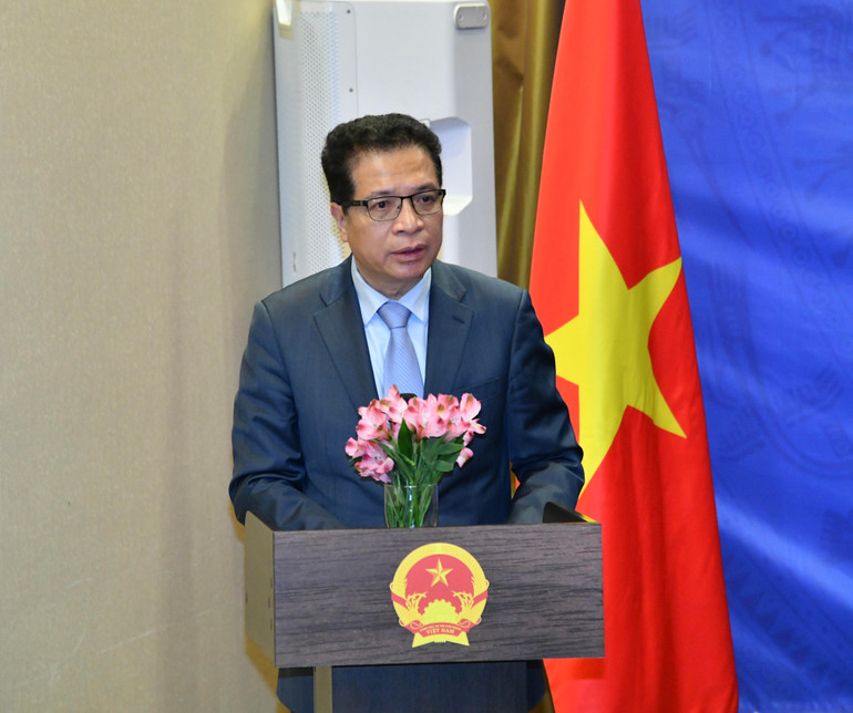 Đại sứ Việt Nam tại Liên bang Nga Đặng Minh Khôi báo cáo Thủ tướng Chính phủ tại buổi gặp gỡ. (Ảnh: Thanh Giang)