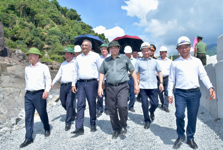 Thủ tướng đi thị sát công trường xây dựng bến cảng Liên Chiểu. (Ảnh: THANH GIANG) Thủ tướng đi thị sát công trường xây dựng bến cảng Liên Chiểu. (Ảnh: THANH GIANG)