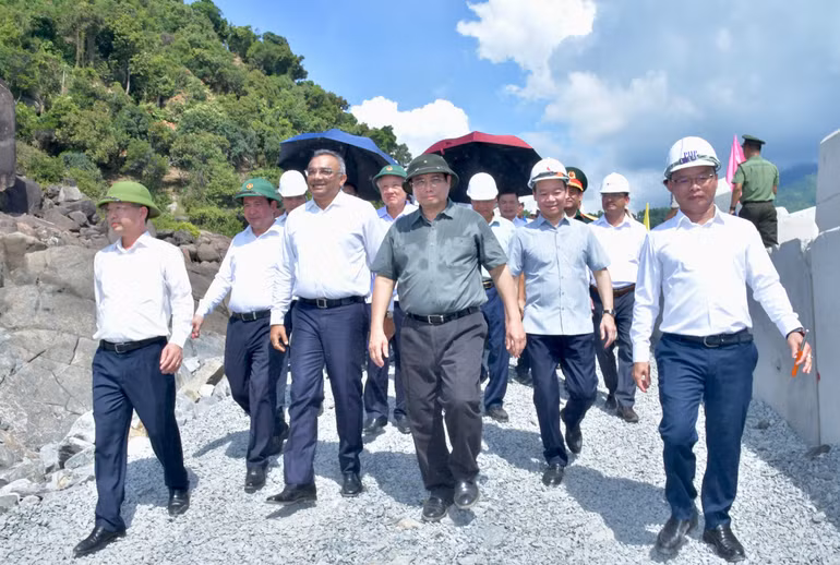 Thủ tướng đi thị sát công trường xây dựng bến cảng Liên Chiểu. (Ảnh: THANH GIANG)