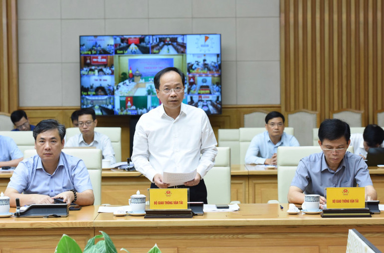 Đại diện lãnh đạo Bộ Giao thông vận tải báo cáo tại Phiên họp. (Ảnh: Trần Hải)