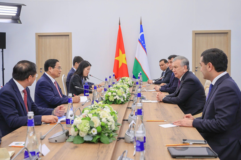 Thủ tướng Chính phủ Phạm Minh Chính gặp Tổng thống Uzbekistan Shavkat Mirziyoyev. (Ảnh: Nhật Bắc/VGP)