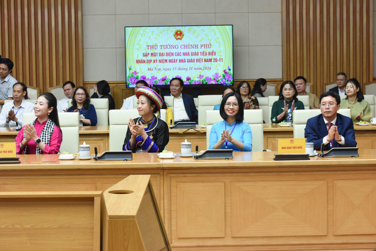 Đại diện các nhà giáo tiêu biểu tại buổi gặp mặt. (Ảnh :Trần Hải)