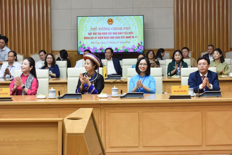 Đại diện các nhà giáo tiêu biểu tại buổi gặp mặt. (Ảnh :Trần Hải)