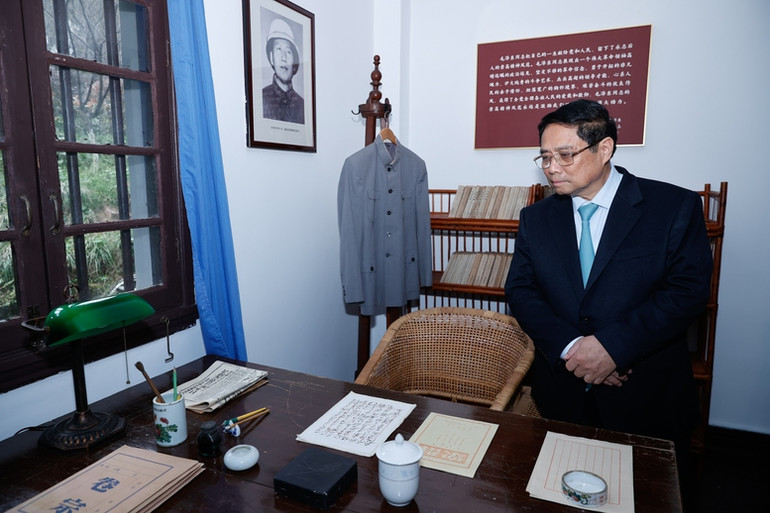 Thủ tướng Phạm Minh Chính tham quan phòng ở, làm việc thuở xưa của Chủ tịch Mao Trạch Đông tại Khu Di tích lịch sử Hồng Nham. (Ảnh: VGP/Nhật Bắc)