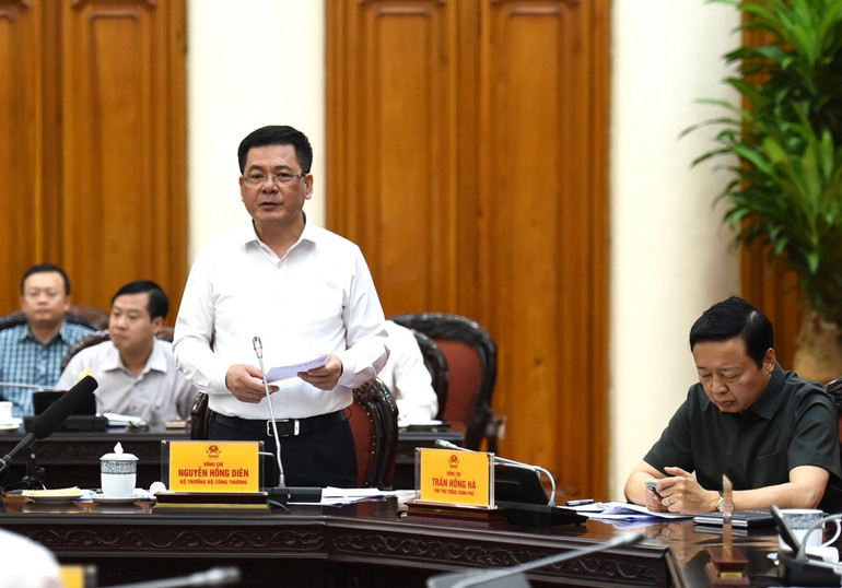 Bộ trưởng Công thương Nguyễn Hồng Diên báo cáo tại cuộc họp. (Ảnh: Trần Hải)