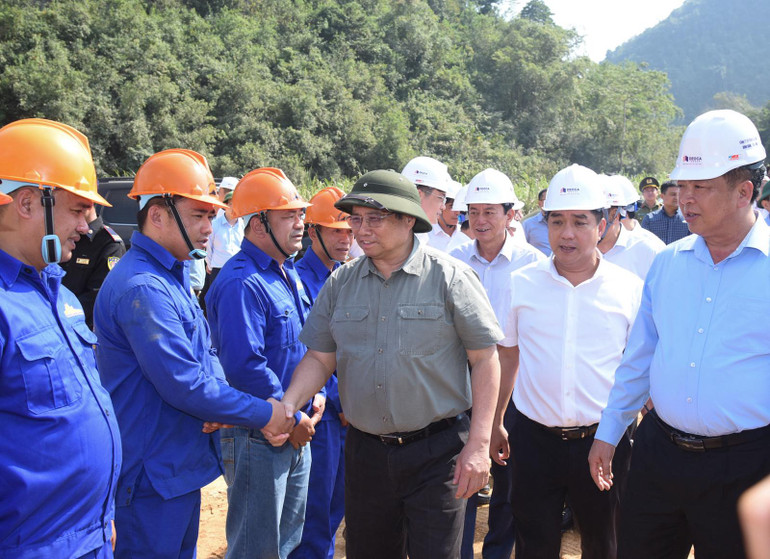 Thủ tướng Phạm Minh Chính tới thăm, động viên đội ngũ kỹ sư, công nhân đang thi công trên công trường dự án cao tốc Đồng Đăng-Trà Lĩnh. (Ảnh: Trần Hải)