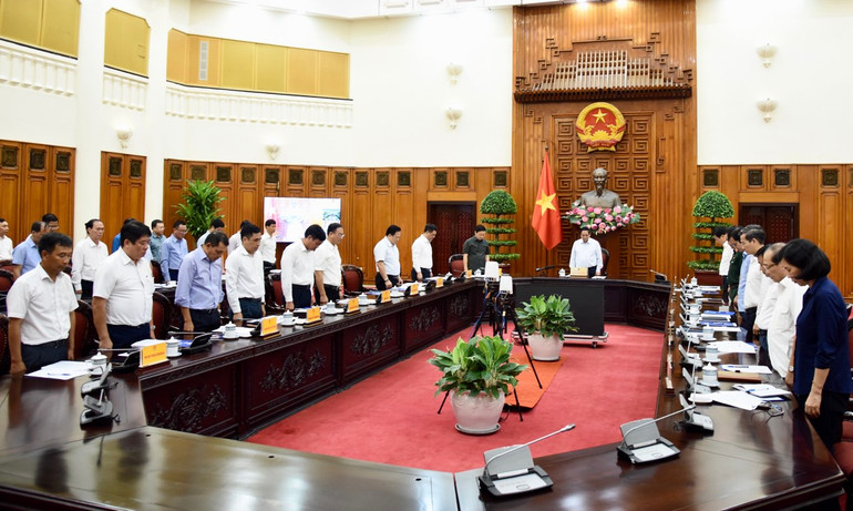 Thủ tướng Phạm Minh Chính và các đại biểu tham dự cuộc họp dành một phút mặc niệm tưởng nhớ Tổng Bí thư Nguyễn Phú Trọng (Ảnh: Trần Hải)